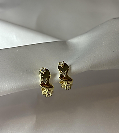 Kıvrımlı taşlı gold küpe